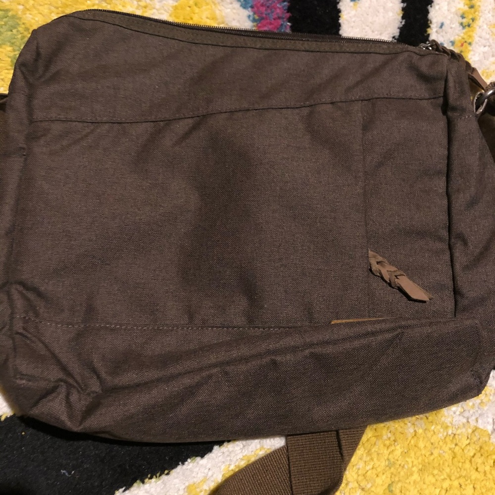 Shoulder bag in great condition!  Zipper closure.